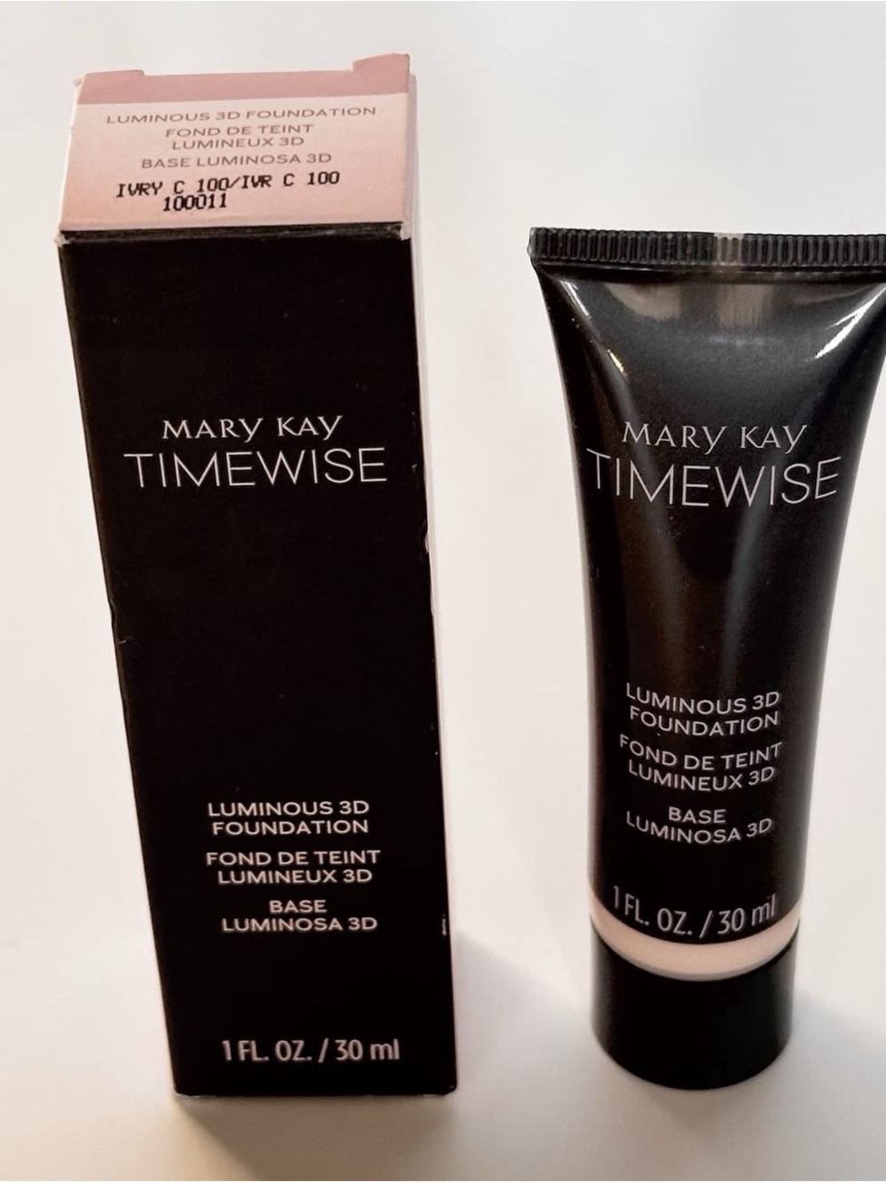 Mary Kay TimeWise Foundation - Ivory C 100 (Black & Pink Accents)